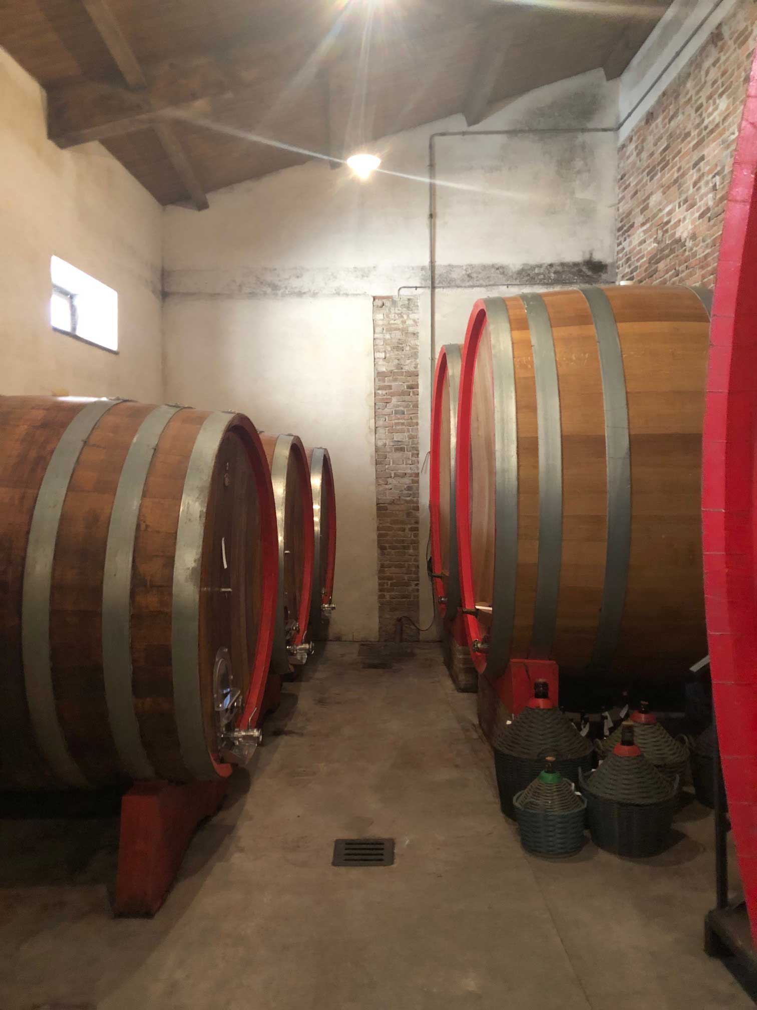 Botti grandi di affinamento cantina Bartolo Mascarello